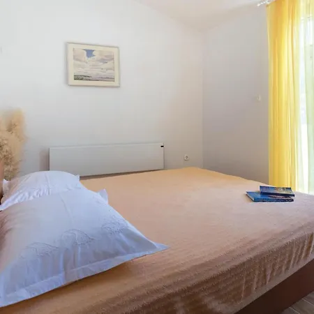 Apartment 2 Bedroom Lovely In Komarna *