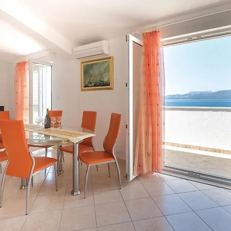 Two-bedroom In Komarna Klek