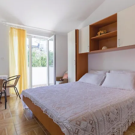 Apartment 2 Bedroom Lovely In Komarna Klek