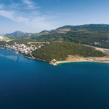 2 Bedroom Lovely In Komarna *