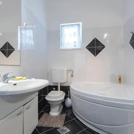 2 Bedroom Lovely In Komarna Apartment Klek